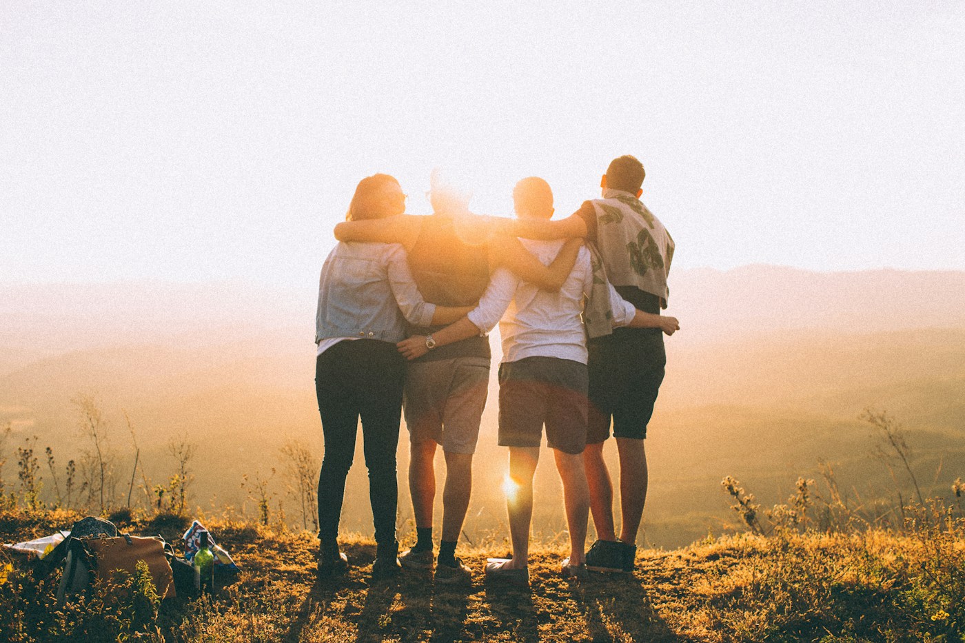 Pessoas reunidas ao ar livre com luz natural